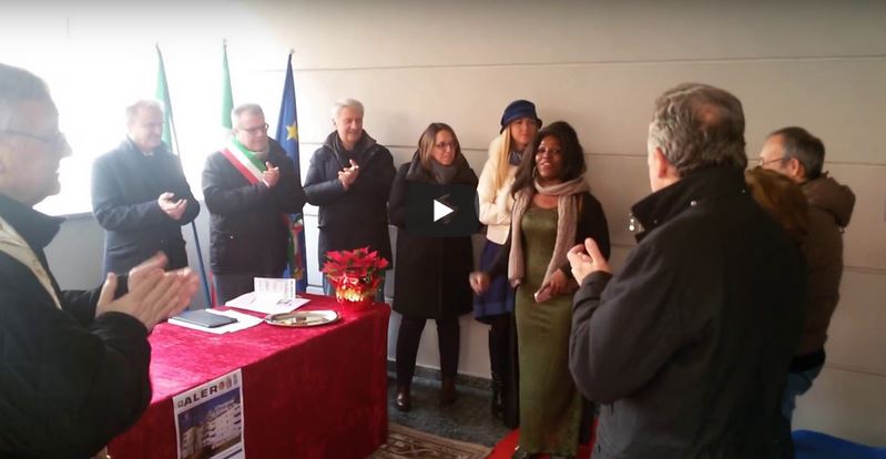 Donate le case Aler a Lecco, una donna africana canta di gioia VIDEO