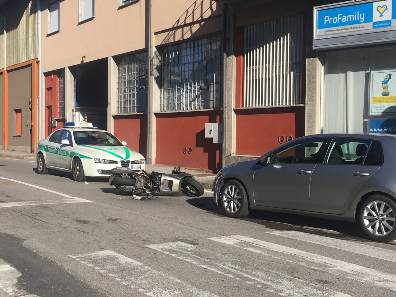 Incidente auto moto a Lecco paura per un 66enne