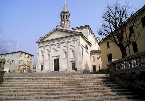 Un altro esibizionista beccato dalla Polizia, stavolta davanti all’oratorio