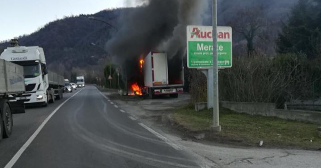 Camion in fiamme traffico rallentato