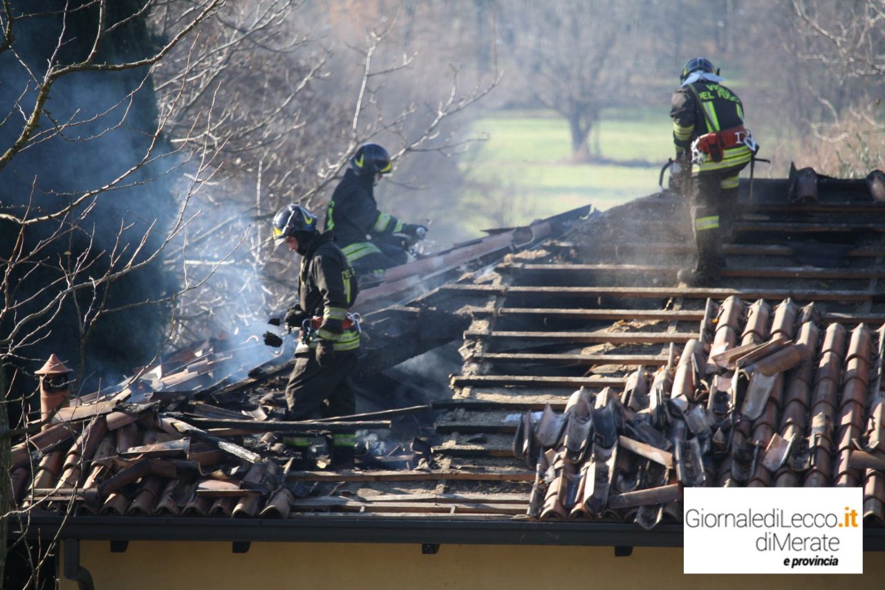Canna fumaria incendiata, distrutto il tetto di una villa VIDEO