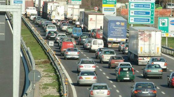 Tamponamento tra auto causa code in Tangenziale Est