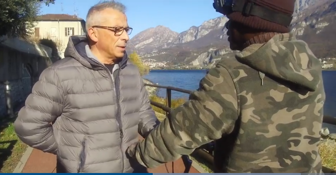 La Stampa pizzica De Capitani: il VIDEO del migrante in bici