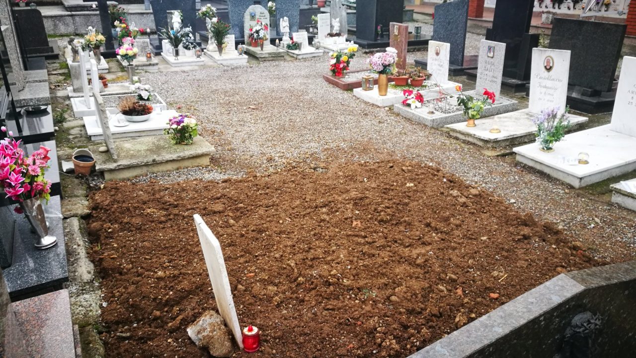 Ridatemi la tomba di mio figlio. Straziante appello di una madre