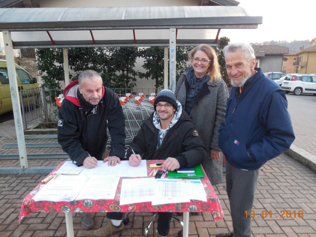 Protesta Tari un banchetto per raccogliere le firme