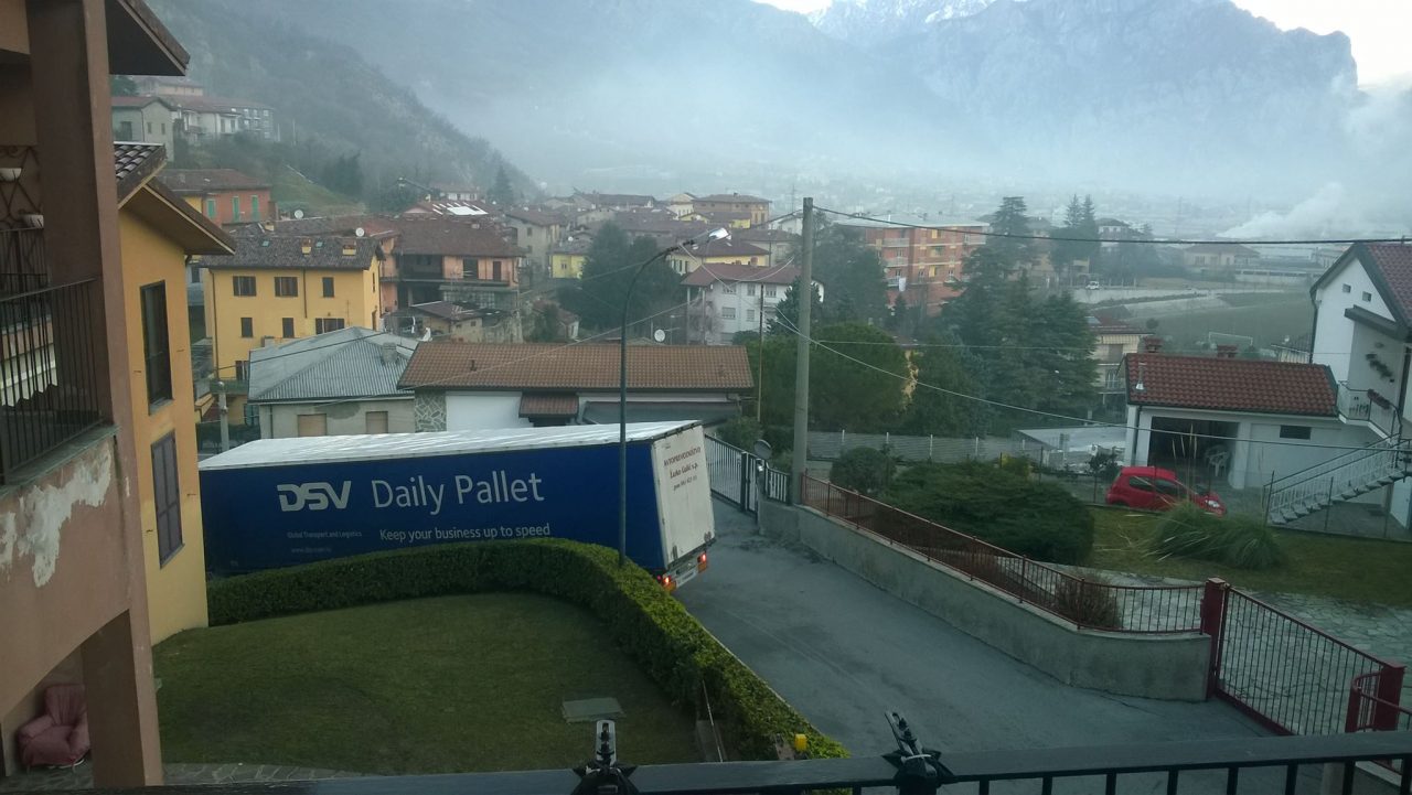 Tir incastrato in centro a Civate