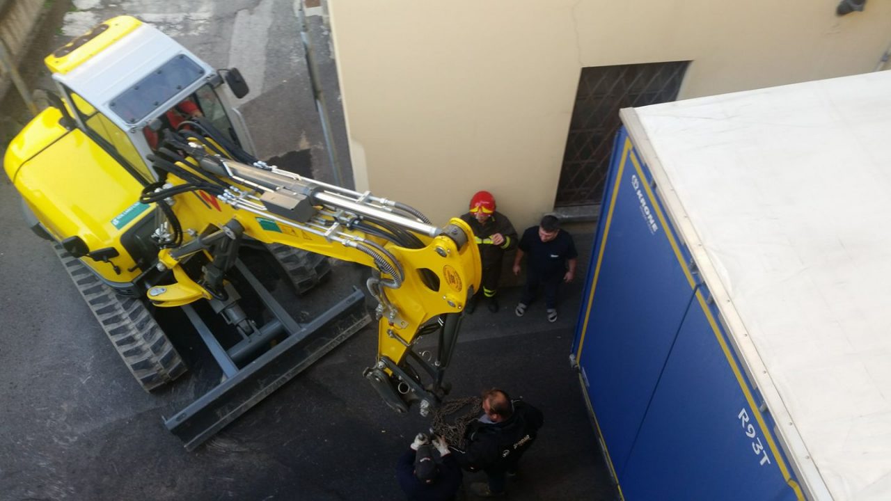 Tir incastrato nel centro di Galbiate FOTO