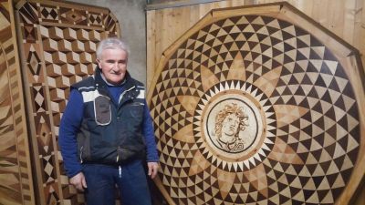 Ambrogio Brivio l'artigiano artista che lavora con maestria il ferro e il legno