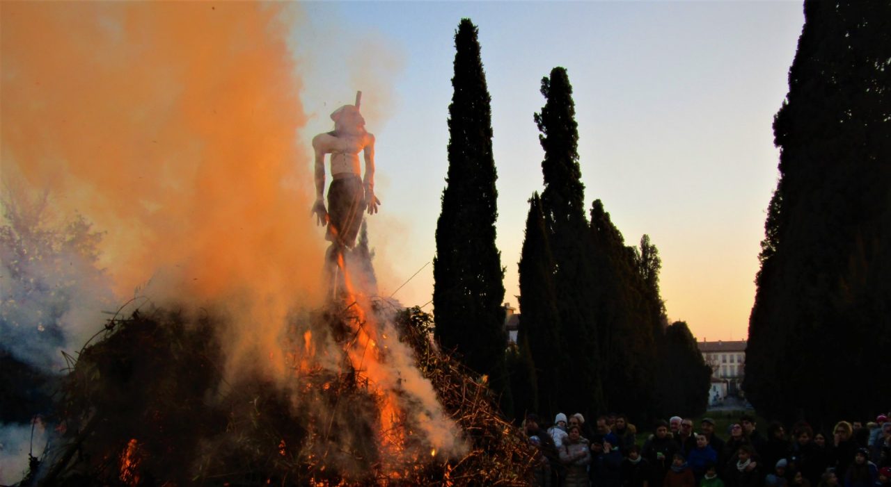 La spaventosa Giubiana bruciata sul rogo a Merate FOTO e VIDEO