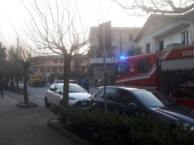 Frontale tra due auto tre persone ferite FOTO