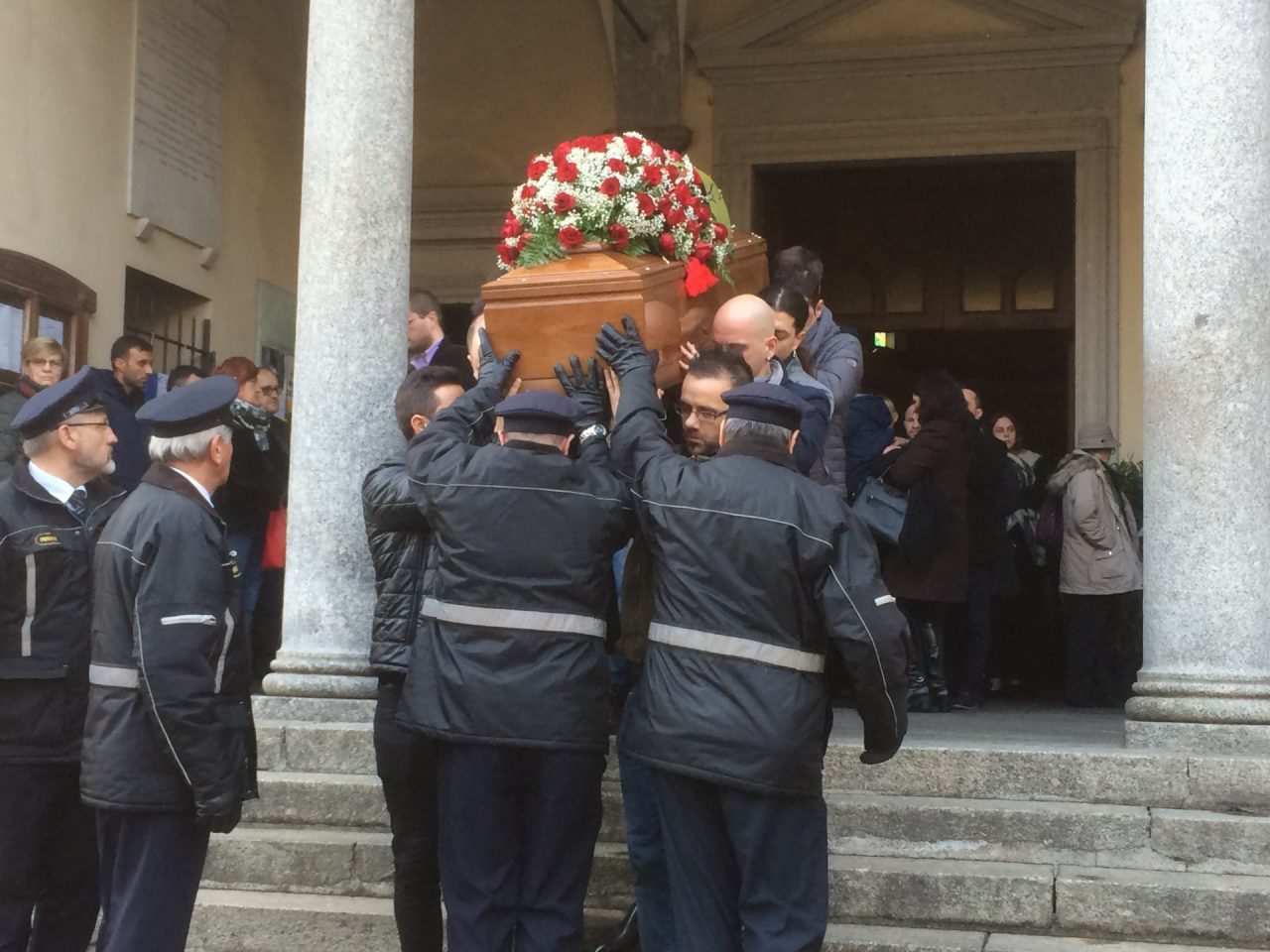 Commosso addio al giovane papà stroncato da malore a 30 anni