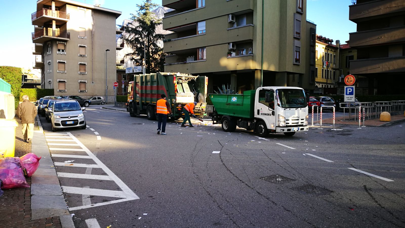 raccolta rifiuti in via dell'isola