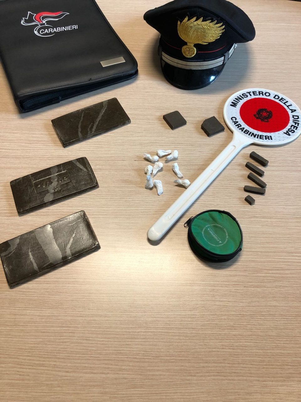 Arrestato pusher in possesso di cocaina e hashish