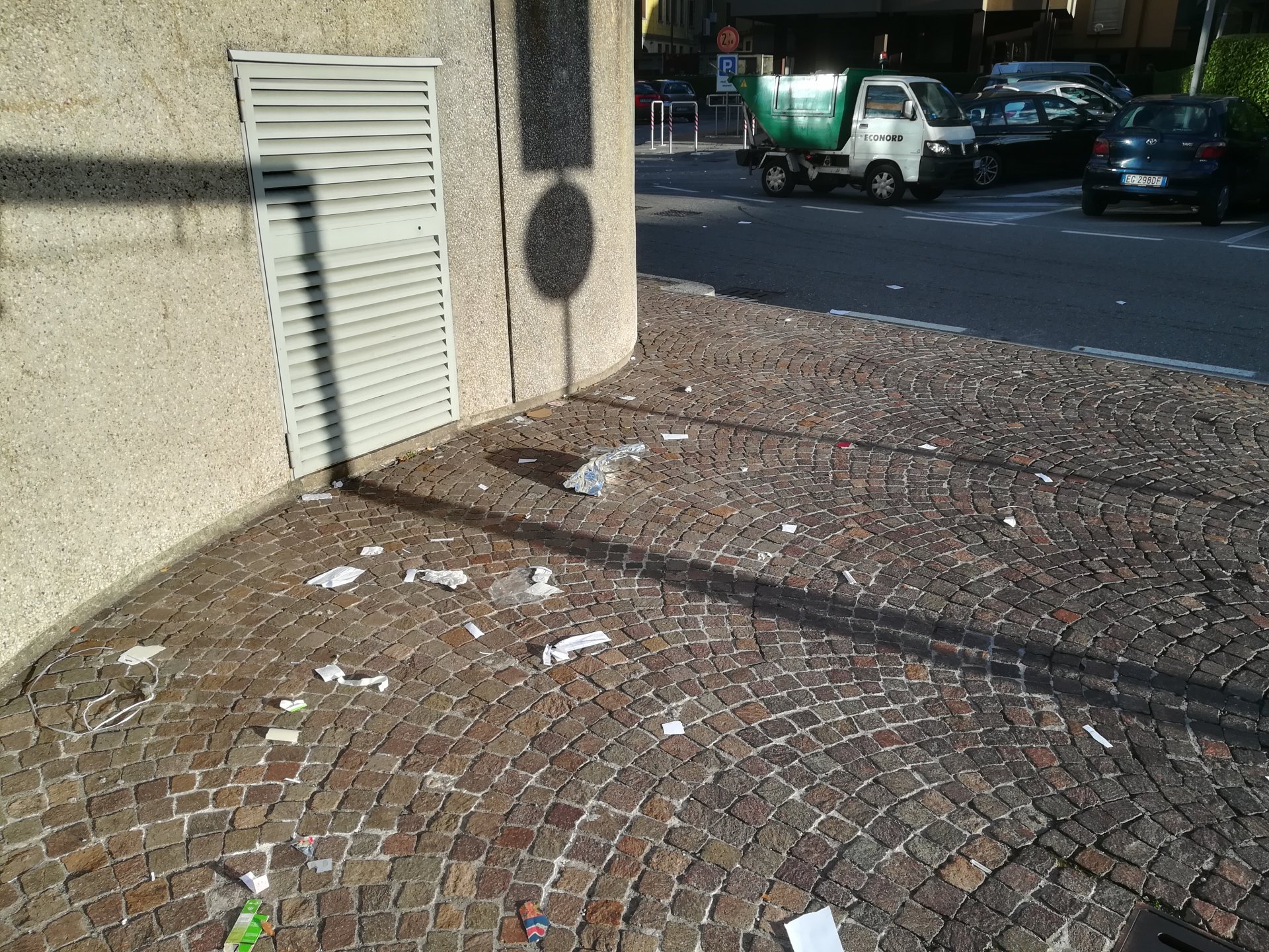 raccolta rifiuti in via dell'isola