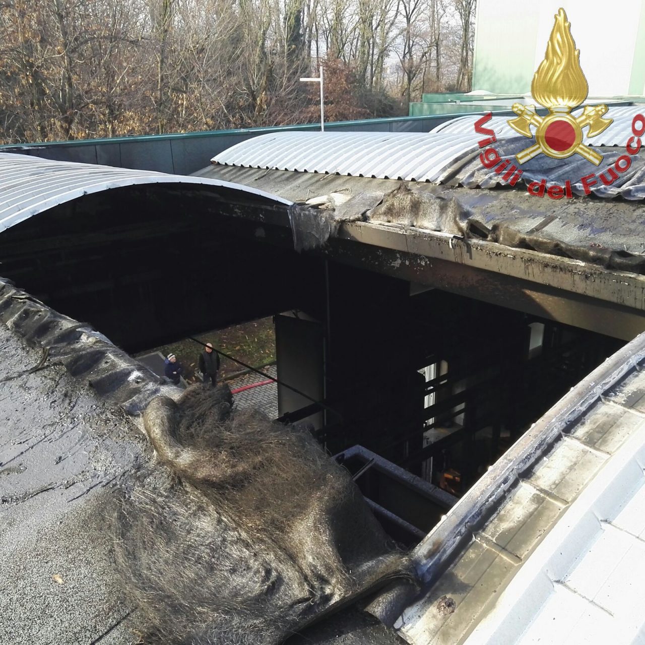 Incendio Growermetal domate le fiamme dopo tre ore FOTO