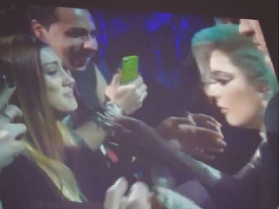 L’abbraccio tra Lady Gaga e una ragazza brianzola