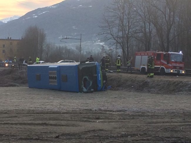 Pullman ribaltato  sulla Statale 38, un morto nell’incidente
