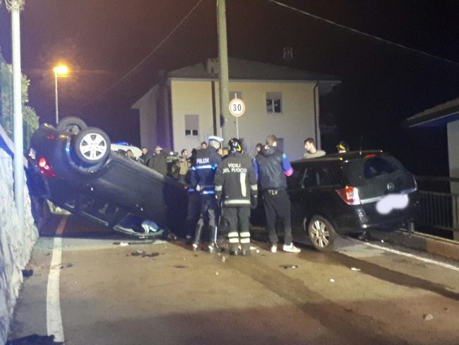 Auto ribaltata, quattro persone in ospedale