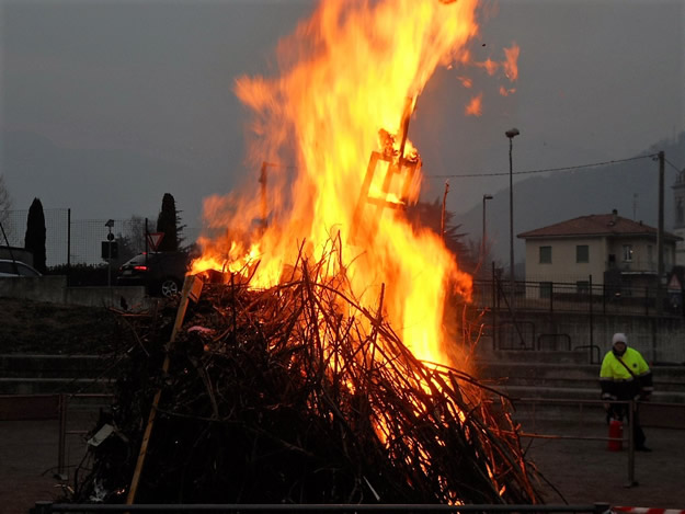 Falò rituali: una mozione per tutelarli