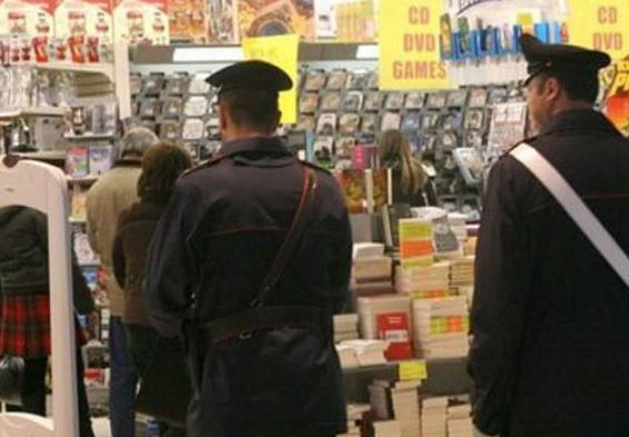 Ruba alle Meridiane e in centro 50enne nei guai