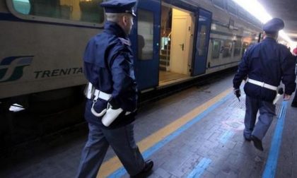 Ubriaco prende a pietrate il bancomat in stazione