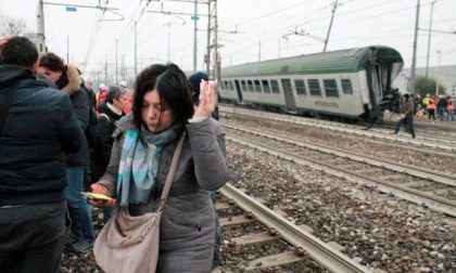 Treno deragliato terminati i soccorsi. Bilancio drammatico FOTO