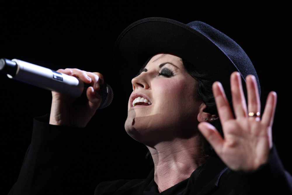 Dolores O’Riordan il tributo di un bassista lecchese VIDEO