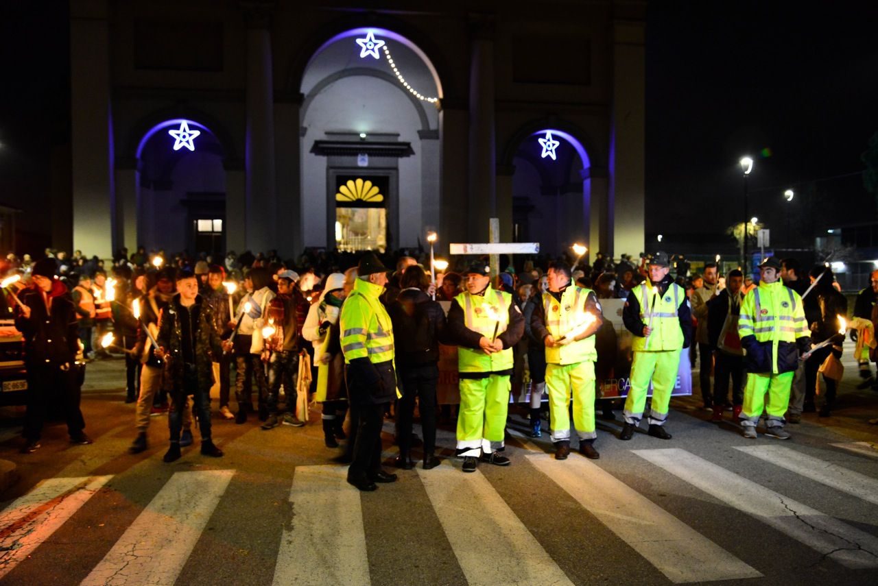 Marcia della Pace la croce con il legno dei barconi FOTO