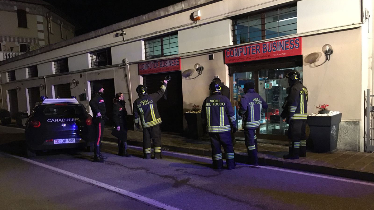 Attentato incendiario nella notte a Cernusco VIDEO e FOTO