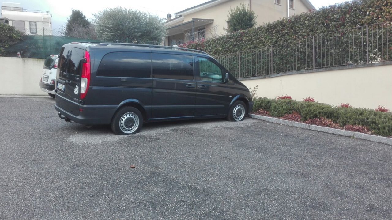 Auto danneggiate continuano i vandalismi