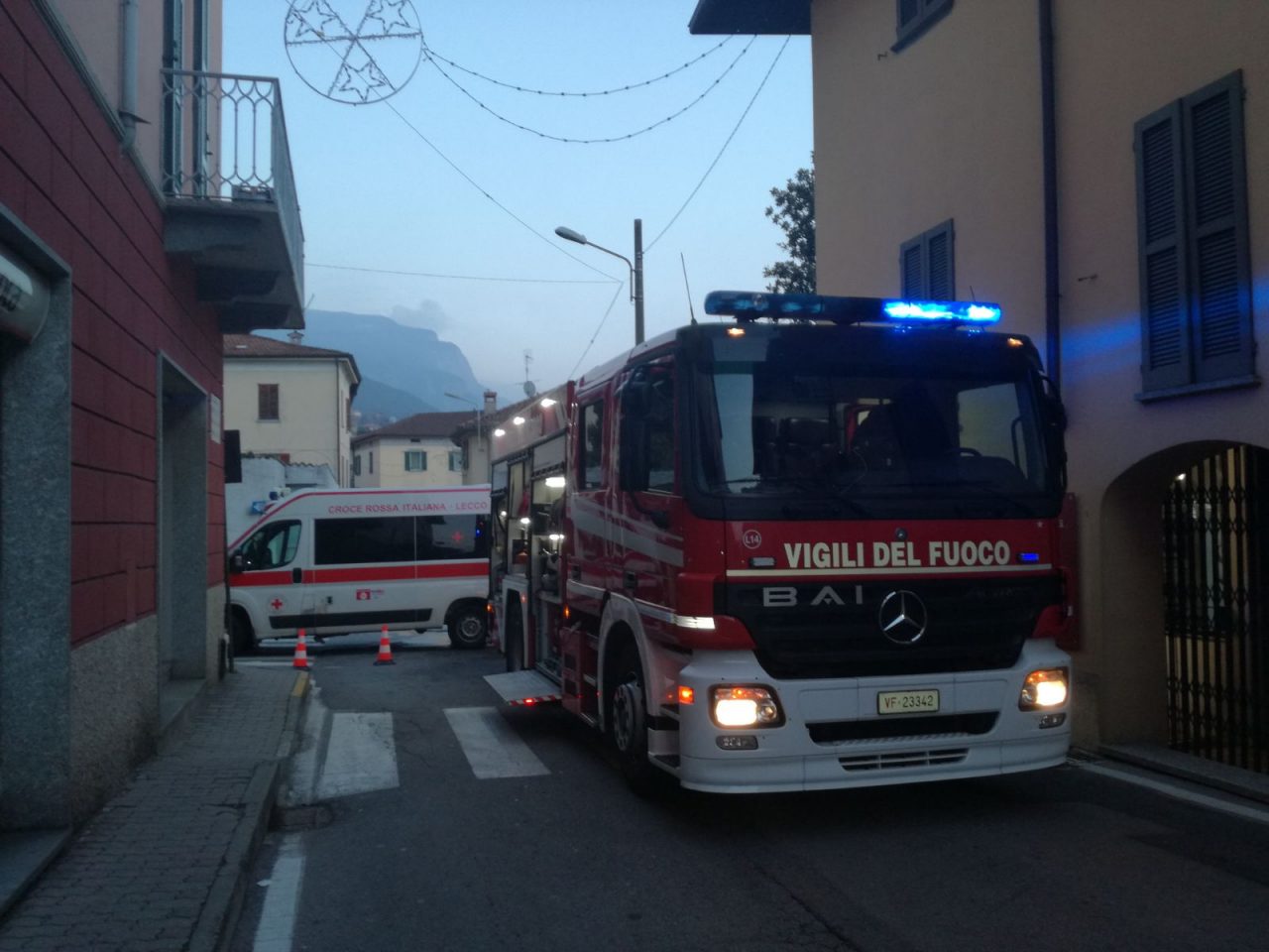 Incendio nell’ex osteria, ustionato un soccorritore VIDEO e FOTO