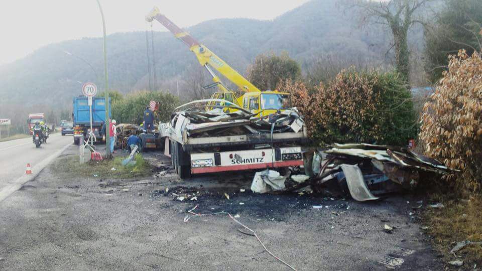 Camion bruciato in fase di rimozione la carcassa