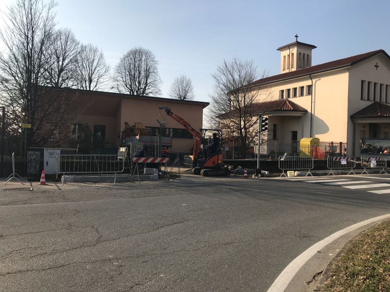 Incrocio di Brugarolo al via la messa in sicurezza dei marciapiedi FOTO