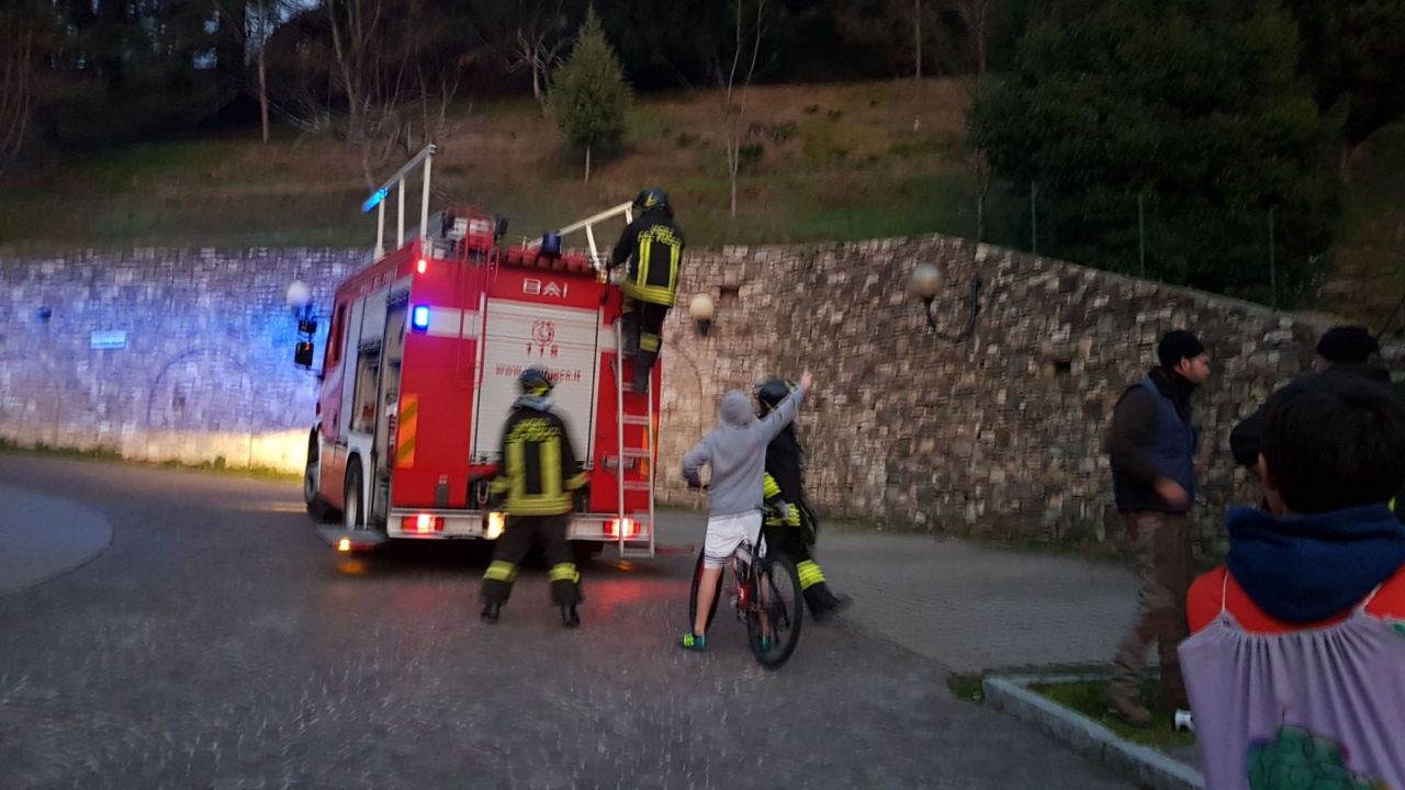 Incendio bosco a ridosso delle abitazioni FOTO e VIDEO