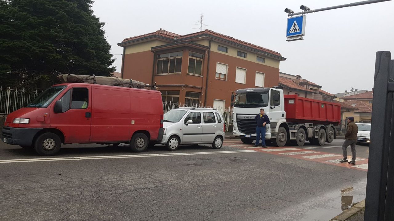 Tamponamento tra camion e auto, traffico lento a Calusco FOTO