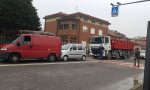 Tamponamento tra camion e auto, traffico lento a Calusco FOTO