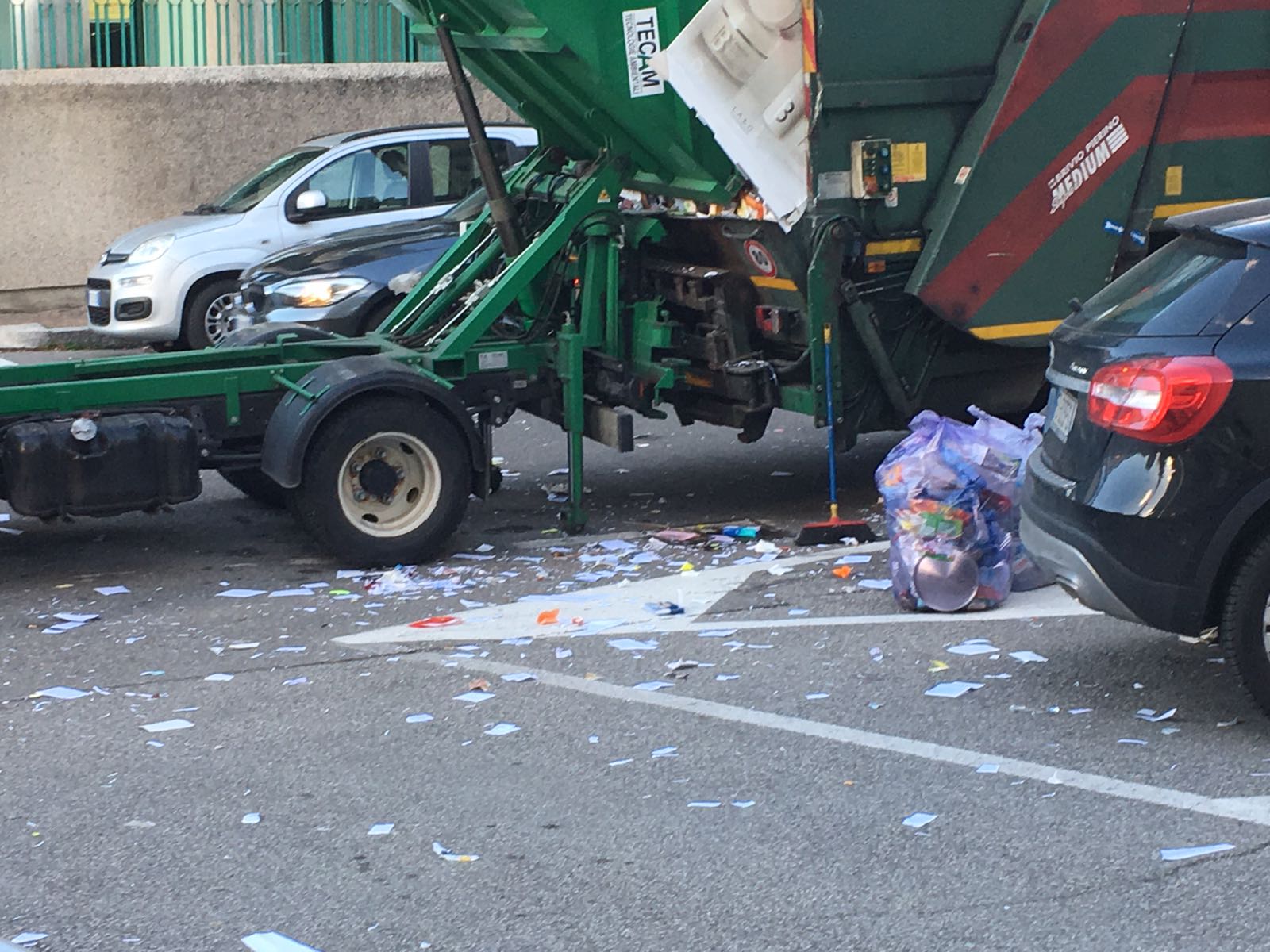 raccolta rifiuti in via dell'isola