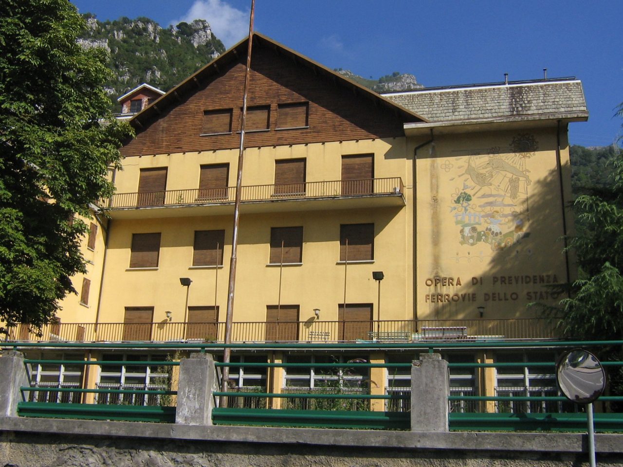 Vandali in azione nell’ex colonia ferrovieri di Ballabio