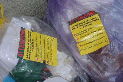 Controlli sulla differenziata a Valmadrera 24 sacchi su 30 non  conformi