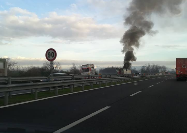 Lunghe code in Tangenziale Est per un camion a fuoco  VIDEO