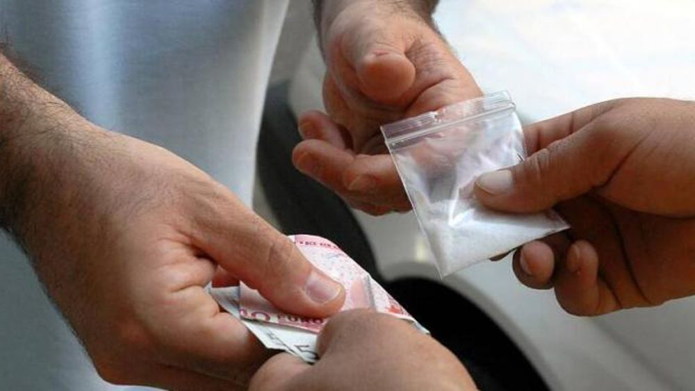 Continuava a spacciare droga “porta a porta” anche dopo l’arresto: in carcere 29enne