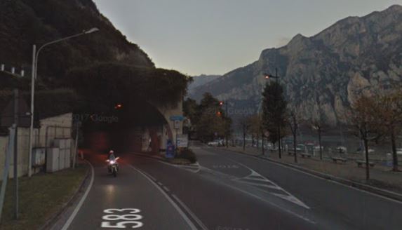 Lavori sulla Regionale  Lariana galleria di Parè chiusa di notte per cambiare le lampade