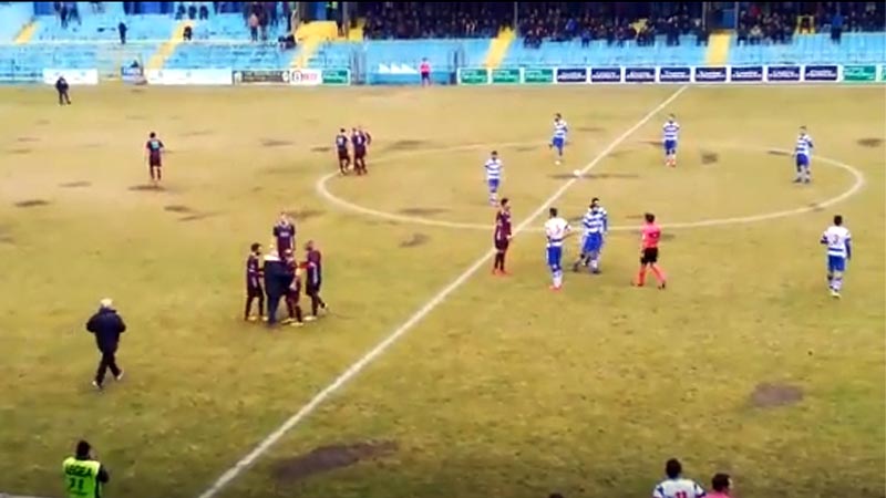 Lecco-Pro Patria, succede di tutto. Di Nunno avvicina l’arbitro minacciosamente VIDEO
