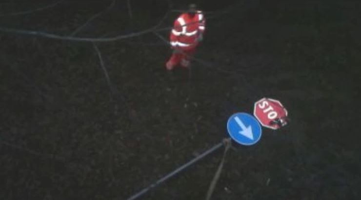Allarme baby vandali tra danneggiamenti libri bruciati e furti