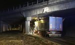 Camion incastrato sotto ponte a Nibionno, traffico finalmente ripristinato