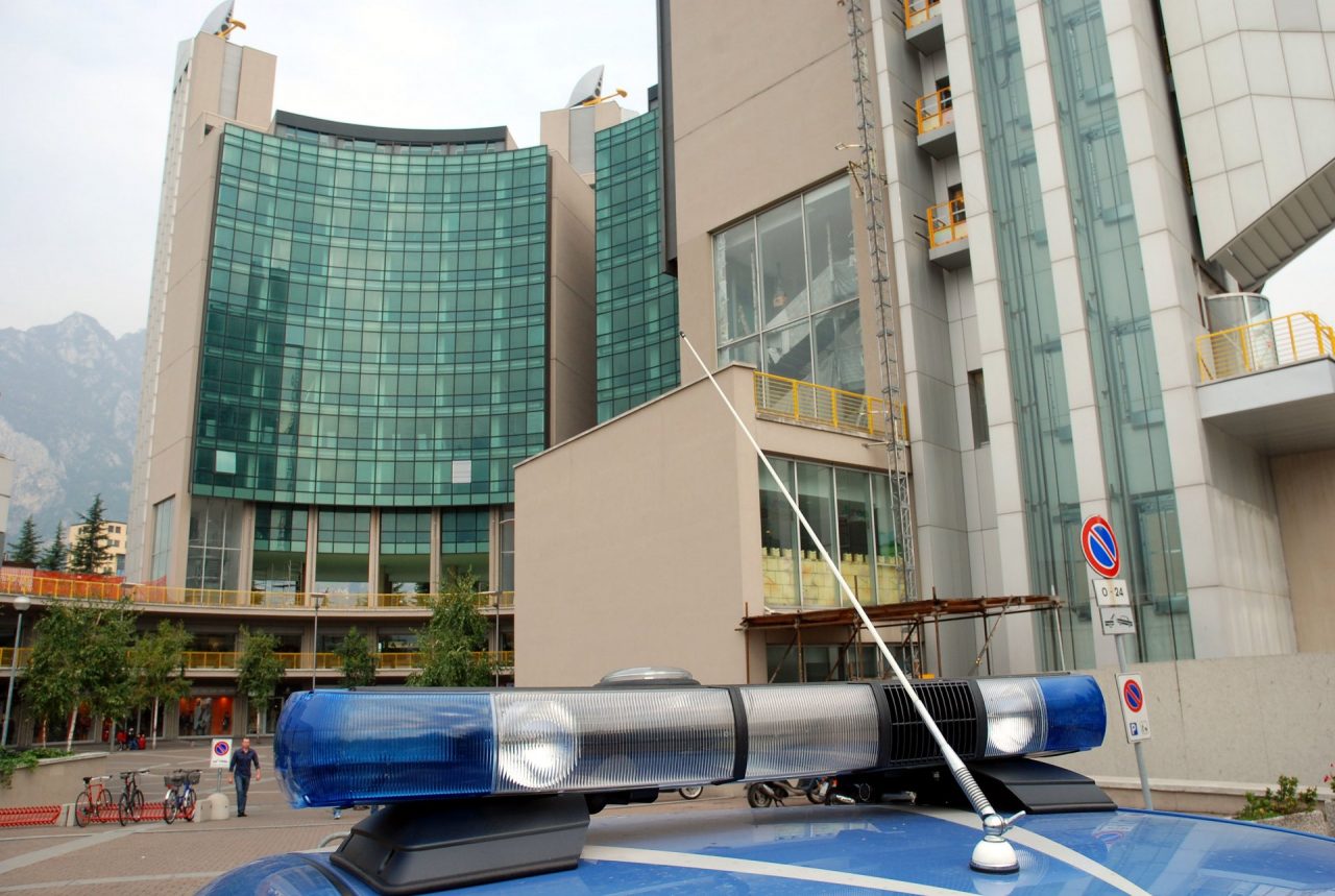 Giovane precipita dalle scale di sicurezza della Meridiana, gravissimo