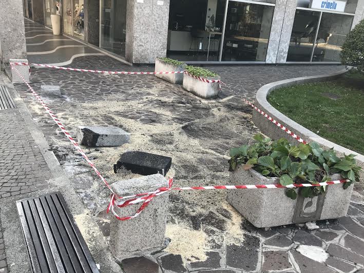 Via Volta, auto esce di strada nella notte
