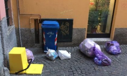 Raccolta differenziatata per il Comune di Lecco ancora troppi sacchi non conformi FOTO