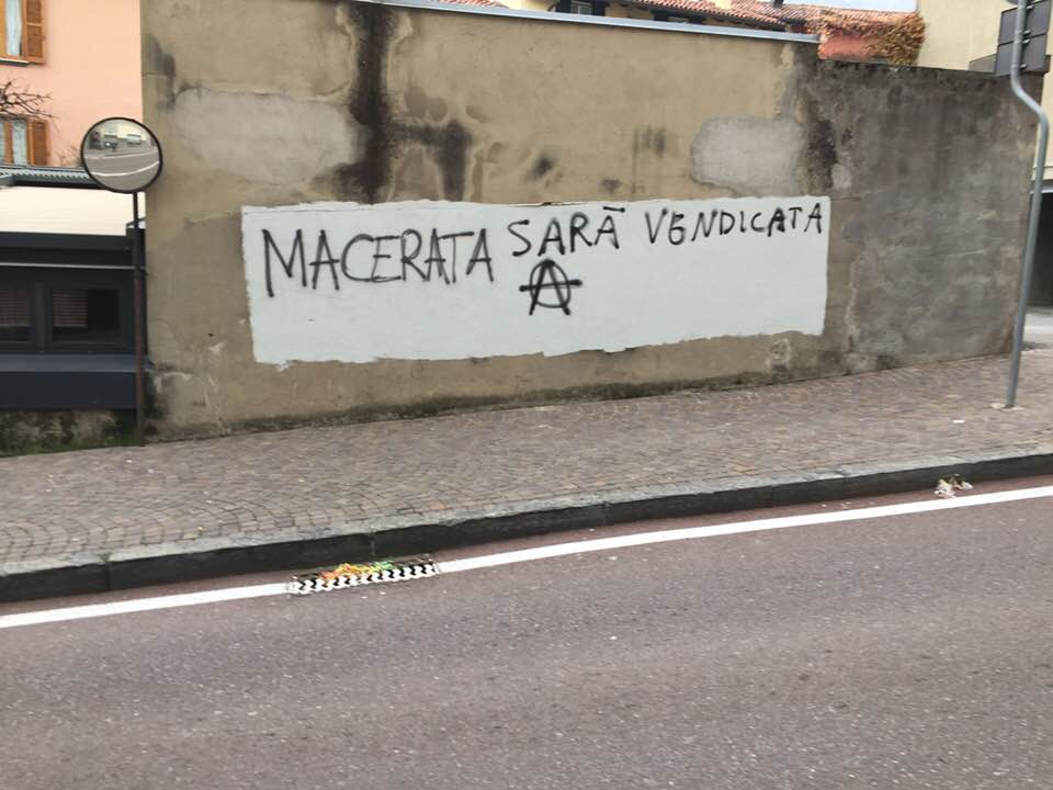Altre scritte vergognose su Macerata in corso Matteotti