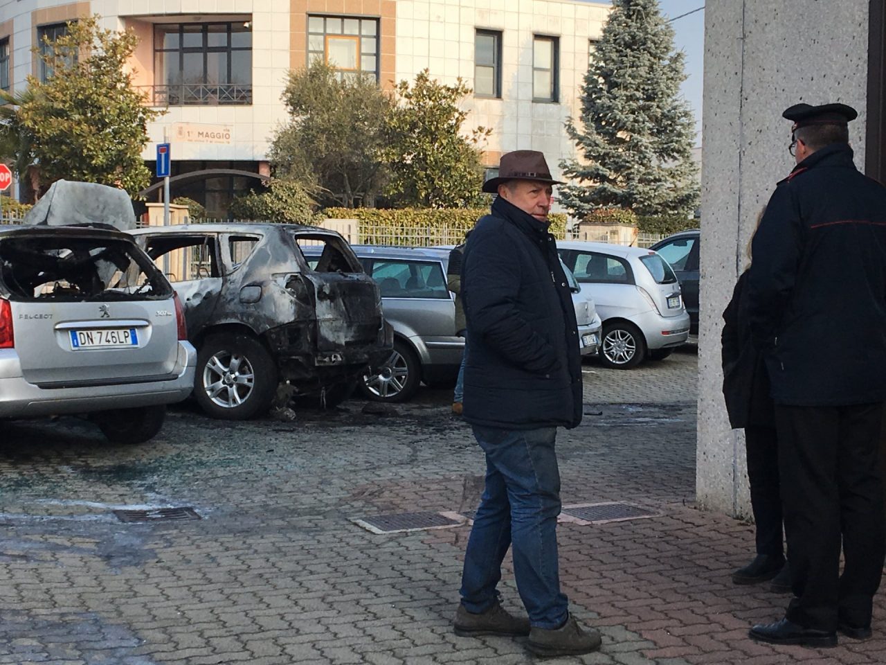 Incendio auto colpita l’autofficina Manzoni FOTO